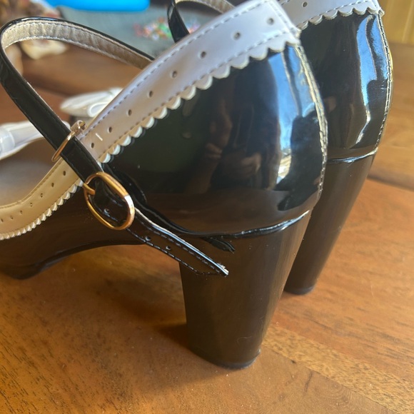 Chic Black and White Bow Heels - Picture 3 of 4